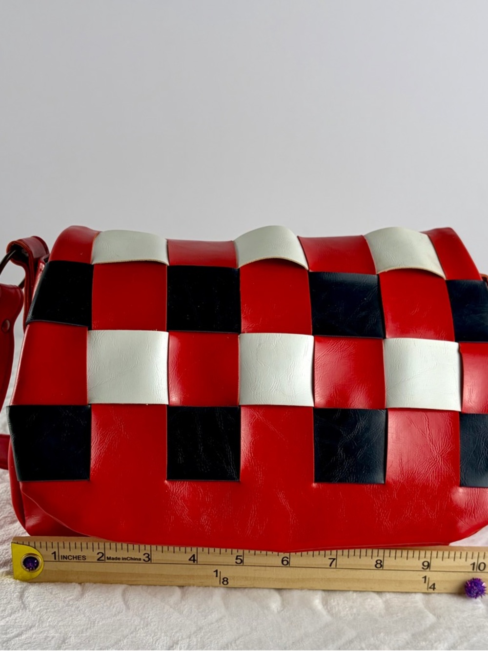 Vintage 1960s Mod vinyl woven bag red black and white checkered pattern flap - Picture 7 of 10